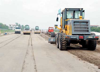 盐通高速公路路面施工进入尾声，区域交通新动脉即将全面贯通