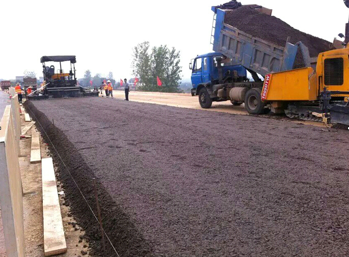 勇于争先，敢于拼搏――S351六安至舒城段改建二期工程07标率先成功摊铺水稳底基层试验段