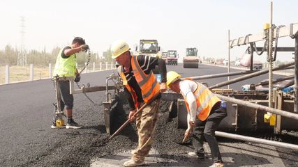 国道217线库沙公路路面工程加速推进，区域交通网络再升级