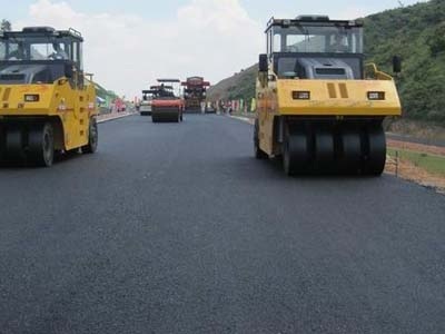 四川道路沥青施工全览 从路面工程到沥青摊铺的机械化作业