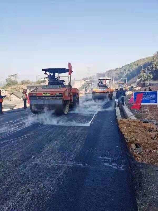 余长公路磨形至长坪路段封闭施工 路面新旧蜕变铺就民生幸福路